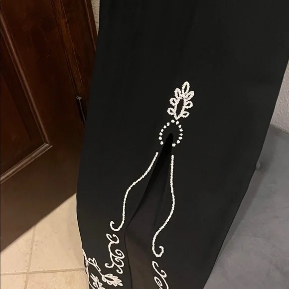 Cynthia Rowley Elegant Black Dress with White Embroidery - Picture 11 of 12